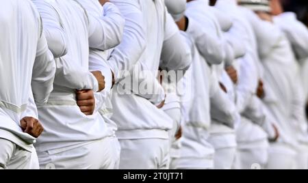 Lille, Frankreich. Oktober 2023. England V Samoa Rugby World Cup Pool D. Stade Pierre-Mauroy. Lille. Die englischen Spieler halten sich gegenseitig, während sie die Nationalhymne während des Rugbyspiels der England V Samoa Rugby World Cup Pool D singen. Quelle: Sport In Pictures/Alamy Live News Stockfoto