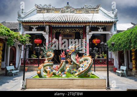 Hoi An, Vietnam. Kantonesische Versammlungshalle, Quang Trieu, Drache im Hof. Stockfoto