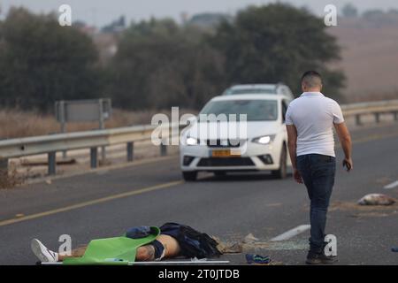 Israel erklärt State of war Alert-REDAKTION ANMERKUNG: Bild zeigt den Tod. Israelis wurden am Samstag, den 7. Oktober, auf einer Straße in Sderot, Israel, von palästinensischen Militanten getötet. 2023. Israel befindet sich im Krieg, sagte Premierminister Benjamin Netanjahu, nachdem Militante aus dem Gazastreifen Anfang Samstag über 2.000 Raketen abgefeuert und südliche Teile des Landes infiltriert hatten. Foto: saeed qaq Copyright: XSAEEDxQAQx 1A3A7925.jpeg Credit: Imago/Alamy Live News Stockfoto