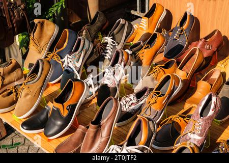 Hoi An, Vietnam. Schuhe und Sandalen zum Verkauf. Stockfoto