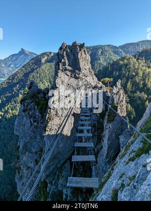 Drachenwand Klettersteig mit Hängebrücke und wunderschönem Panoramablick auf den Mondsee, Österreich, Europa, Klettersteige und Panoramen vom Aufstieg aus gesehen Stockfoto