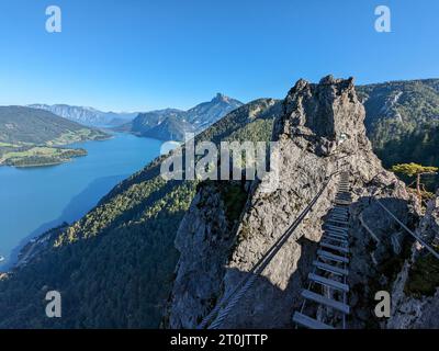 Drachenwand Klettersteig mit Hängebrücke und wunderschönem Panoramablick auf den Mondsee, Österreich, Europa, Klettersteige und Panoramen vom Aufstieg aus gesehen Stockfoto