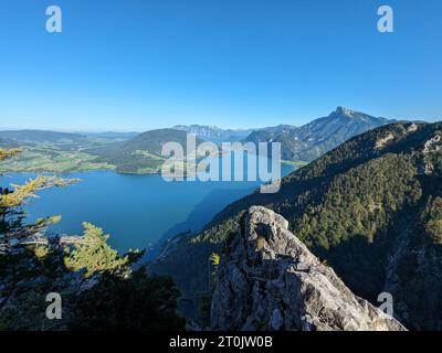 Drachenwand Klettersteig mit Hängebrücke und wunderschönem Panoramablick auf den Mondsee, Österreich, Europa, Klettersteige und Panoramen vom Aufstieg aus gesehen Stockfoto