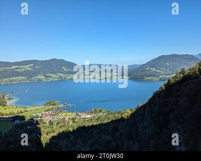 Drachenwand Klettersteig mit Hängebrücke und wunderschönem Panoramablick auf den Mondsee, Österreich, Europa, Klettersteige und Panoramen vom Aufstieg aus gesehen Stockfoto