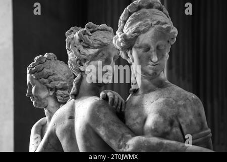 Die drei Charites (Graces) liegen jeweils eine Hand auf der Schulter einer anderen, im Louvre Museum in Paris. Stockfoto