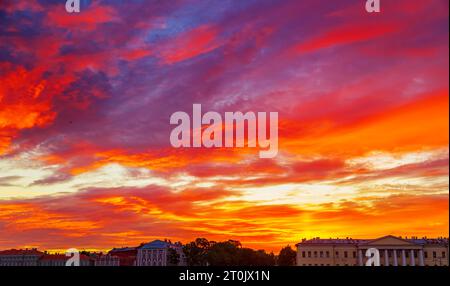 Fantastischer feuriger Sonnenuntergang über dem Fluss Neva. St. Petersburg, Russland - 24. Juni 2022. Stockfoto