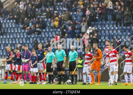 Falkirk, Schottland. Oktober 2023. Die Teams stehen vor dem Auftakt Falkirk gegen Hamilton Academical – Cinch League 1 Credit: Raymond Davies / Alamy Live News Stockfoto