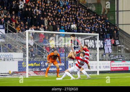 Falkirk, Schottland. Oktober 2023. Der Hamilton Defense Deal mit dem ersten Falkirk Angriff des Spiels Falkirk vs Hamilton Academical - Cinch League 1 Credit: Raymond Davies / Alamy Live News Stockfoto