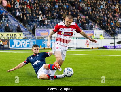 Falkirk, Schottland. Oktober 2023. Mit dem sehr nassen und glatten Pitch Falkirk vs. Hamilton Academical - Cinch League 1 Credit: Raymond Davies / Alamy Live News sind Gleitspiele an der Tagesordnung Stockfoto