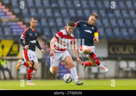 Falkirk, Schottland. Oktober 2023. Coll Donaldson (6 – Falkirk) startet in eine Herausforderung Falkirk gegen Hamilton Academical – Cinch League 1 Credit: Raymond Davies / Alamy Live News Stockfoto