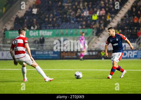 Falkirk, Schottland. Oktober 2023. Leon McCann (3 – Falkirk) sucht einen Vorwärtspass Falkirk gegen Hamilton Academical – Cinch League 1 Credit: Raymond Davies / Alamy Live News Stockfoto