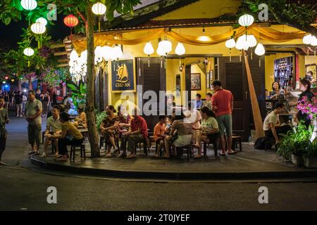 Hoi An, Vietnam. Gäste in einem Café im Freien bei Nacht. Stockfoto