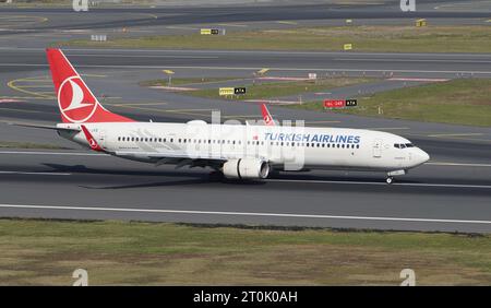 ISTANBUL, TURKIYE - 17. SEPTEMBER 2022: Turkish Airlines Boeing 737-9F2ER (40979) landet zum internationalen Flughafen Istanbul Stockfoto