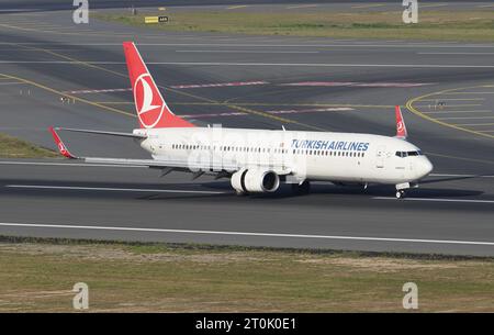 ISTANBUL, TURKIYE - 17. SEPTEMBER 2022: Turkish Airlines Boeing 737-9F2ER (40986) landet zum internationalen Flughafen Istanbul Stockfoto