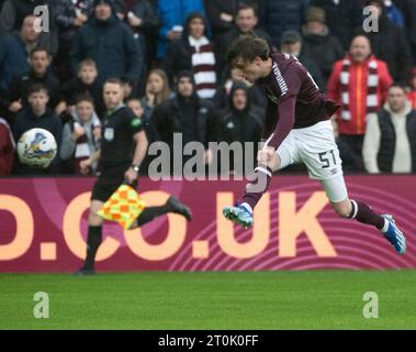 Edinburgh, Großbritannien. Oktober 2023. Scottish Premiership - Heart of Midlothian FC gegen Hibernian FC iptcyear2}1007 Heart's Mittelfeldspieler Alex Lowry schießt ins Tor, während Hearts im Tynecastle Stadium, Edinburgh, UK gegen die Stadtrivalen Hibs antreten. Credit: Ian Jacobs/Alamy Live News Stockfoto