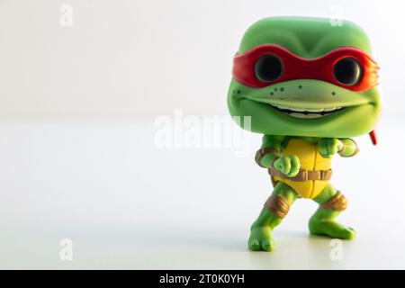 Washington, USA - 7. Oktober 2023: Funko POP-Vinyl-Figur der Rafael-Ninja-Schildkröte isoliert auf weißem Hintergrund Stockfoto