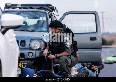 Yakhini, Israel. Oktober 2023. Israelische Offiziere feuern nach den Angriffen der Hamas auf einen Verdächtigen in der Gegend zurück. Nach Angaben medizinischer Quellen wurden in Israel bei dem großen Überraschungsangriff der Hamas aus dem Gazastreifen mindestens 200 Menschen getötet und mehr als 1.100 verletzt. Quelle: Ilia Yefimovich/dpa/Alamy Live News Stockfoto