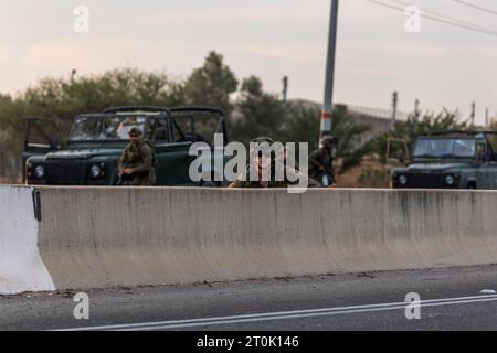 Yakhini, Israel. Oktober 2023. Israelische Offiziere feuern nach den Angriffen der Hamas auf einen Verdächtigen in der Gegend zurück. Nach Angaben medizinischer Quellen wurden in Israel bei dem großen Überraschungsangriff der Hamas aus dem Gazastreifen mindestens 200 Menschen getötet und mehr als 1.100 verletzt. Quelle: Ilia Yefimovich/dpa/Alamy Live News Stockfoto