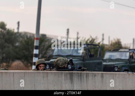 Yakhini, Israel. Oktober 2023. Israelische Offiziere feuern nach den Angriffen der Hamas auf einen Verdächtigen in der Gegend zurück. Nach Angaben medizinischer Quellen wurden in Israel bei dem großen Überraschungsangriff der Hamas aus dem Gazastreifen mindestens 200 Menschen getötet und mehr als 1.100 verletzt. Quelle: Ilia Yefimovich/dpa/Alamy Live News Stockfoto