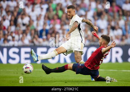 Madrid, Spanien. Oktober 2023. Joselu Mato von Real Madrid CF und David Garcia von CA Osasuna wurden während des Fußballspiels der spanischen Meisterschaft La Liga EA Sports zwischen Real Madrid CF und CA Osasuna im Santiago Bernabeu Stadion gesehen. Endergebnis; Real Madrid 4 - 0 Osasuna Credit: SOPA Images Limited/Alamy Live News Stockfoto