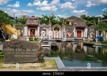 Hoi An, Vietnam. BA Mu Tempel Tor. Stockfoto