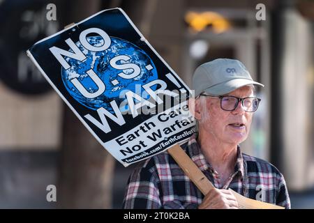 Seattle, USA. Oktober 2023. Nationaler Aktionstag: Demonstranten im Westlake-Park rufen jetzt zu Waffenruhe und Frieden in der Ukraine auf. Die Demonstranten rufen das Weiße Haus und den Kongress dazu auf, einzugreifen und Gespräche aufzunehmen, um einen größeren Konflikt zu bewerben, einschließlich der Gefahr eines größeren Konflikts, der zu einem Atomkrieg führen könnte. Quelle: James Anderson/Alamy Live News Stockfoto