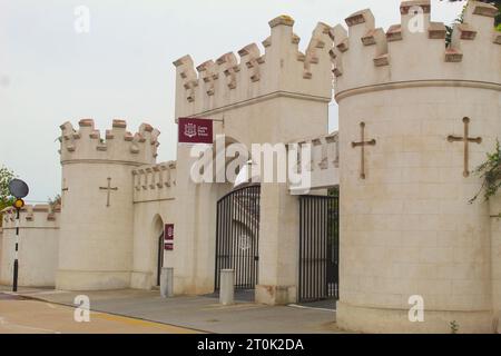 Ein Foto der vor dem Gebäude gelegenen Castle Park Primary School in Dublin. Stockfoto