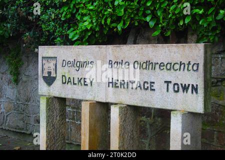 Ein Foto von einem Steinschild der Dalkey Heritage Town. Stockfoto