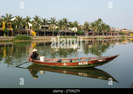 Hoi An, Vietnam. Frau im Boot auf dem Fluss Thu Bon, früh am Morgen. Stockfoto