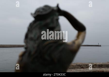 meerjungfrauenstatue vor dem Hintergrund des Hafens Stockfoto