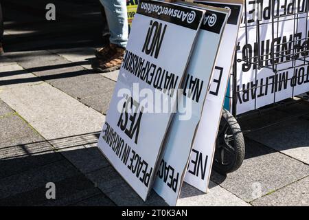 Seattle, USA. Oktober 2023. Nationaler Aktionstag: Demonstranten im Westlake-Park rufen jetzt zu Waffenruhe und Frieden in der Ukraine auf. Die Demonstranten rufen das Weiße Haus und den Kongress dazu auf, einzugreifen und Gespräche aufzunehmen, um einen größeren Konflikt zu bewerben, einschließlich der Gefahr eines größeren Konflikts, der zu einem Atomkrieg führen könnte. Quelle: James Anderson/Alamy Live News Stockfoto