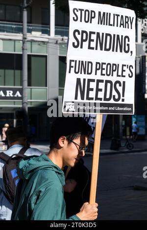 Seattle, USA. Oktober 2023. Nationaler Aktionstag: Demonstranten im Westlake-Park rufen jetzt zu Waffenruhe und Frieden in der Ukraine auf. Die Demonstranten rufen das Weiße Haus und den Kongress dazu auf, einzugreifen und Gespräche aufzunehmen, um einen größeren Konflikt zu bewerben, einschließlich der Gefahr eines größeren Konflikts, der zu einem Atomkrieg führen könnte. Quelle: James Anderson/Alamy Live News Stockfoto