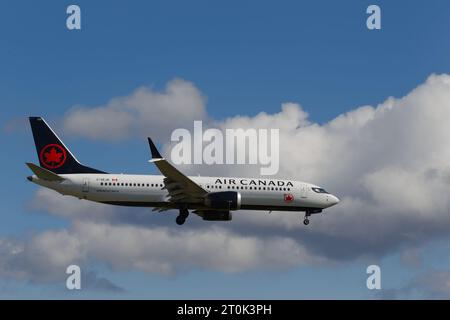 Boeing 737 Max 8 Air Canada Flugzeug bereitet Landung am Montréal-Pierre Elliott Trudeau International Airport vor. Montreal, Quebec, Kanada Stockfoto