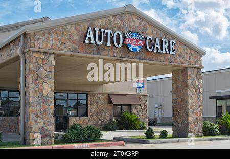 Houston, Texas USA 09-24-2023: Auto Care USA Gebäude Außenfassade in Houston, Texas. Örtliche Autowerkstatt. Stockfoto