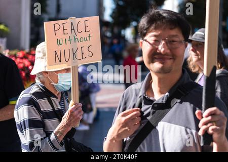 Seattle, USA. Oktober 2023. Nationaler Aktionstag: Demonstranten im Westlake-Park rufen jetzt zu Waffenruhe und Frieden in der Ukraine auf. Die Demonstranten rufen das Weiße Haus und den Kongress dazu auf, einzugreifen und Gespräche aufzunehmen, um einen größeren Konflikt zu bewerben, einschließlich der Gefahr eines größeren Konflikts, der zu einem Atomkrieg führen könnte. Quelle: James Anderson/Alamy Live News Stockfoto