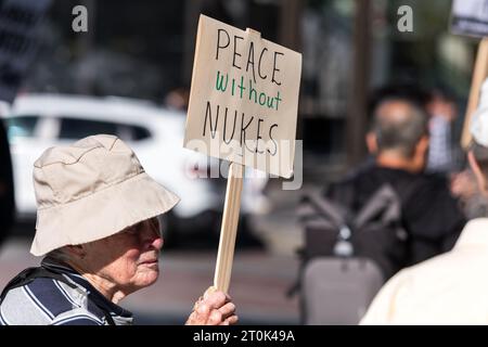 Seattle, USA. Oktober 2023. Nationaler Aktionstag: Demonstranten im Westlake-Park rufen jetzt zu Waffenruhe und Frieden in der Ukraine auf. Die Demonstranten rufen das Weiße Haus und den Kongress dazu auf, einzugreifen und Gespräche aufzunehmen, um einen größeren Konflikt zu bewerben, einschließlich der Gefahr eines größeren Konflikts, der zu einem Atomkrieg führen könnte. Quelle: James Anderson/Alamy Live News Stockfoto