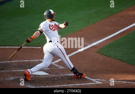 Baltimore, Usa. Oktober 2023. Baltimore Orioles ernannte Hitter Anthony Santander schlägt im sechsten Inning gegen die Texas Rangers im ersten Spiel einer MLB American League Division Series im Oriole Park in Camden Yards in Baltimore am Samstag, den 7. Oktober 2023. Foto: Tasos Katopodis/UPI Credit: UPI/Alamy Live News Stockfoto