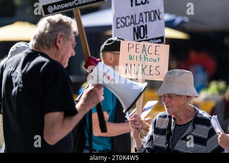 Seattle, USA. Oktober 2023. Nationaler Aktionstag: Demonstranten im Westlake-Park rufen jetzt zu Waffenruhe und Frieden in der Ukraine auf. Die Demonstranten rufen das Weiße Haus und den Kongress dazu auf, einzugreifen und Gespräche aufzunehmen, um einen größeren Konflikt zu bewerben, einschließlich der Gefahr eines größeren Konflikts, der zu einem Atomkrieg führen könnte. Quelle: James Anderson/Alamy Live News Stockfoto