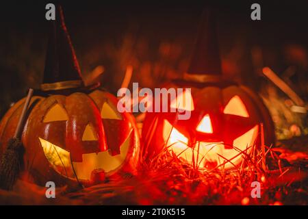 Augsburg, Bayern, Deutschland. Oktober 2023. Glühende Halloween-Kürbisse mit Hexenhut in der Nacht. Gruseliger Kürbis *** Leuchtende Halloween Kürbise mit Hexenhut bei Nacht. Gruseliger Kürbis Credit: Imago/Alamy Live News Stockfoto