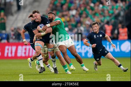 Der schottische Jack Dempsey (Mitte) wird von der irischen Bundee Aki während des Spiels der Rugby-Weltmeisterschaft 2023, Pool B im Stade de France in Paris, Frankreich, besiegt. Bilddatum: Samstag, 7. Oktober 2023. Stockfoto