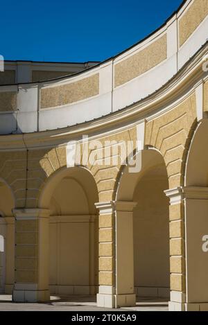 Details der gelben Bögen, Schloss Schönbrunn und Gärten, Barockschloss aus dem 18. Jahrhundert, Wien, Österreich Stockfoto