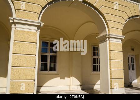 Details der gelben Bögen, Schloss Schönbrunn und Gärten, Barockschloss aus dem 18. Jahrhundert, Wien, Österreich Stockfoto