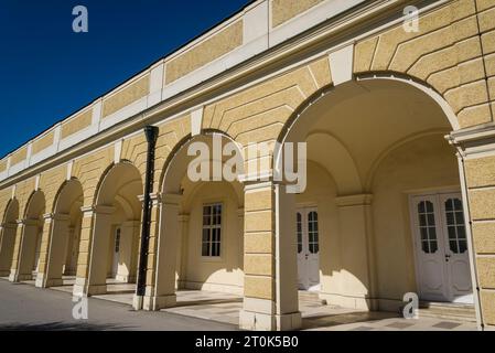 Details der gelben Bögen, Schloss Schönbrunn und Gärten, Barockschloss aus dem 18. Jahrhundert, Wien, Österreich Stockfoto