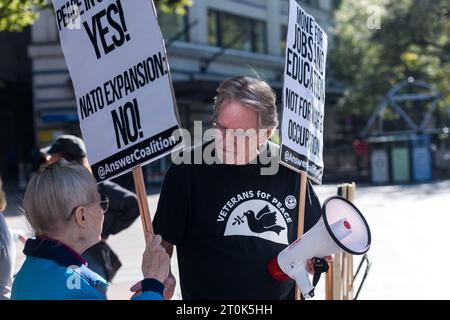 Seattle, USA. Oktober 2023. Nationaler Aktionstag: Demonstranten im Westlake-Park rufen jetzt zu Waffenruhe und Frieden in der Ukraine auf. Die Demonstranten rufen das Weiße Haus und den Kongress dazu auf, einzugreifen und Gespräche aufzunehmen, um einen größeren Konflikt zu bewerben, einschließlich der Gefahr eines größeren Konflikts, der zu einem Atomkrieg führen könnte. Quelle: James Anderson/Alamy Live News Stockfoto