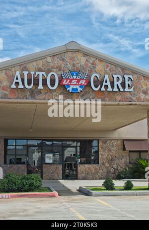 Houston, Texas USA 09-24-2023: Auto Care USA Gebäude Außenfassade in Houston, Texas. Örtliche Autowerkstatt. Stockfoto