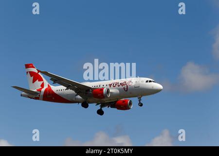 Air Canada Rouge der Airbus A319 landet am Montréal-Pierre Elliott Trudeau International Airport. Montreal, Quebec, Kanada Stockfoto