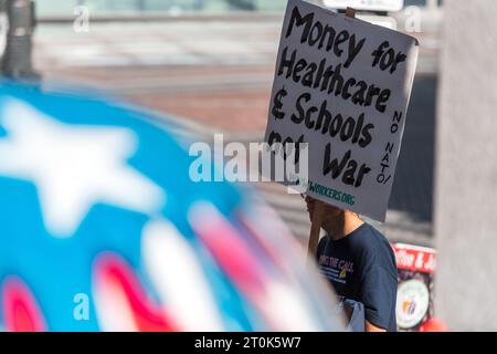 Seattle, USA. Oktober 2023. Nationaler Aktionstag: Demonstranten im Westlake-Park rufen jetzt zu Waffenruhe und Frieden in der Ukraine auf. Die Demonstranten rufen das Weiße Haus und den Kongress dazu auf, einzugreifen und Gespräche aufzunehmen, um einen größeren Konflikt zu bewerben, einschließlich der Gefahr eines größeren Konflikts, der zu einem Atomkrieg führen könnte. Quelle: James Anderson/Alamy Live News Stockfoto