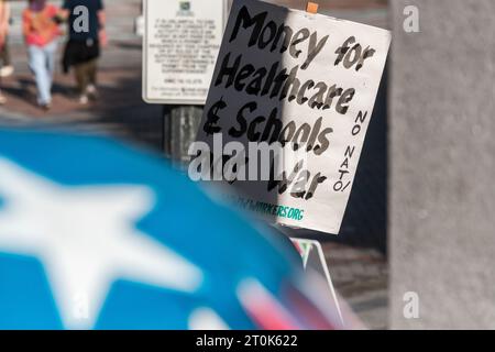 Seattle, USA. Oktober 2023. Nationaler Aktionstag: Demonstranten im Westlake-Park rufen jetzt zu Waffenruhe und Frieden in der Ukraine auf. Die Demonstranten rufen das Weiße Haus und den Kongress dazu auf, einzugreifen und Gespräche aufzunehmen, um einen größeren Konflikt zu bewerben, einschließlich der Gefahr eines größeren Konflikts, der zu einem Atomkrieg führen könnte. Quelle: James Anderson/Alamy Live News Stockfoto