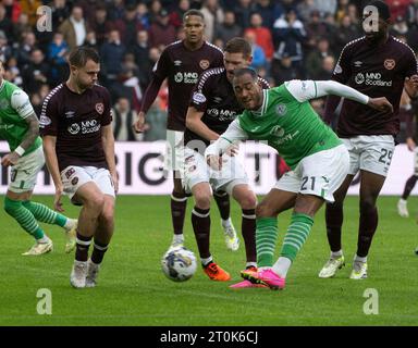 Edinburgh, Großbritannien. Oktober 2023. Scottish Premiership - Heart of Midlothian FC gegen Hibernian FC iptcyear2}1007 Hibs' Verteidiger Jordan Obita schießt ins Tor, als Hearts im Tynecastle Stadium, Edinburgh, UK gegen die Stadtrivalen Hibs antritt Stockfoto