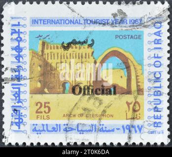 Gestempelte Briefmarke im Irak, die Ktesiphon (heute Taq-i Kisra) zeigt: Palast von Shapur I, Internationales Jahr des Tourismus, um 1967. Stockfoto